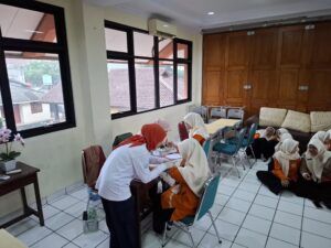 Screening Lanjutan Kadar Hemoglobin di MAN 11 Jakarta Selatan oleh Puskesmas Lebak Bulus