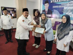 Kemenag Jakarta Selatan Ganjar MAN 11 Jakarta dengan Penghargaan dalam Stakeholders Day 2025