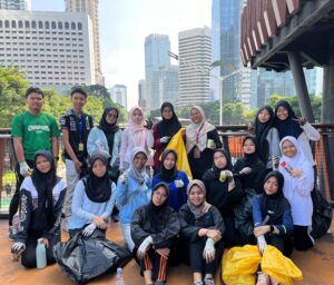 MAN 11 Jakarta Berpartisipasi dalam World Cleanup Day Indonesia 2025 di Jakarta Pusat